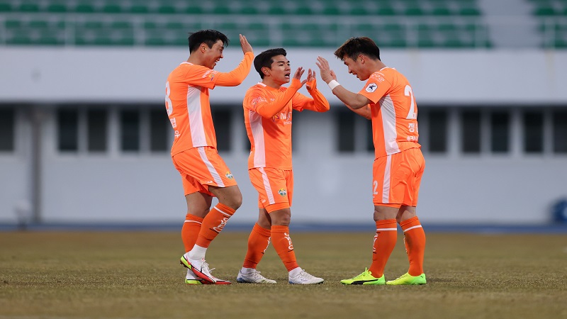 Gangwon FC vs Jeju United FC: Một ngày thi đấu đầy hiệu quả của Kim Dae-won